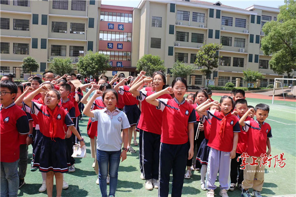 衡阳市道德模范与身边好人走进五一路小学开展防溺水安全教育