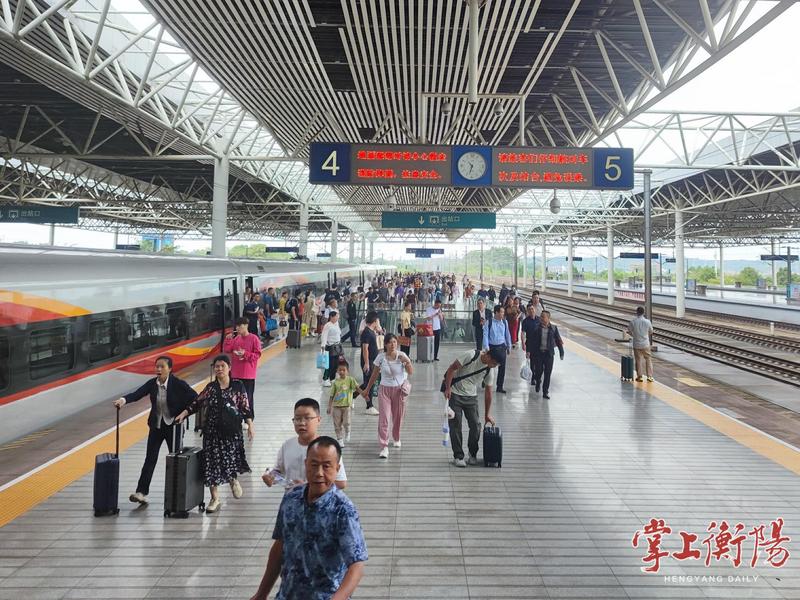 “双节”将至，衡阳东站客增开17趟临客列车