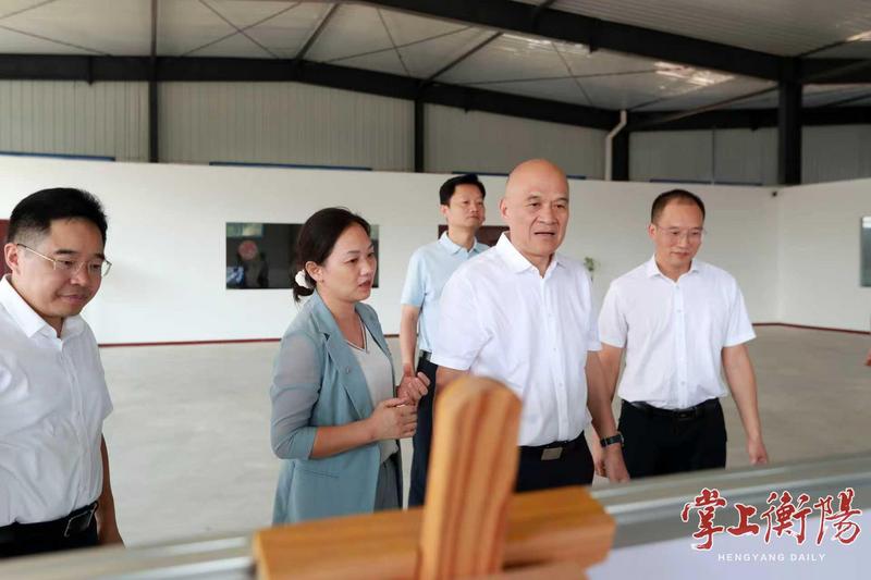 ▲10月11日,劉越高在常寧市柏坊鎮(zhèn)東白村,調(diào)研駐村幫扶、產(chǎn)業(yè)項(xiàng)目聯(lián)農(nóng)帶農(nóng)機(jī)制健全和帶動(dòng)能力等情況。