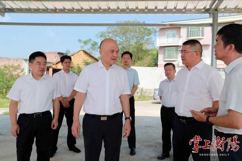 ▲10月11日,劉越高在常寧市曲潭街道書泉村,調(diào)研農(nóng)村安全飲水情況。