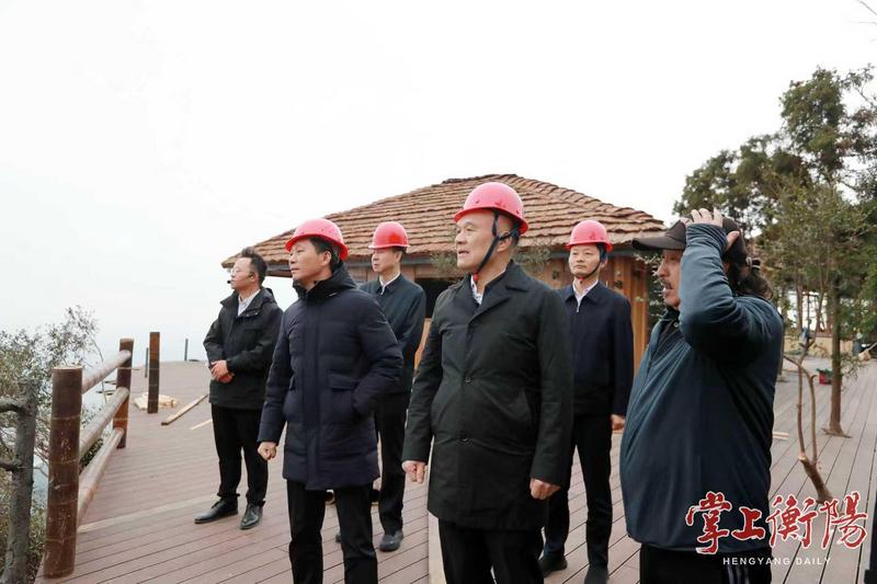 ▲11月17日,劉越高在紫蓋峰旅游度假區獅子巖景區調研。