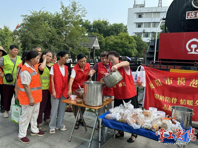 ▲衡阳市模范好人为环卫工人准备爱心早餐。